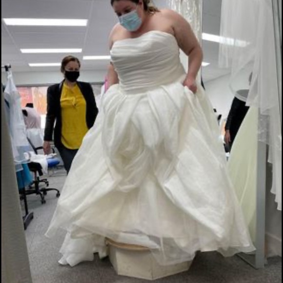 Plus Size Vera Wang Wedding Dress - Picture 2 of 2